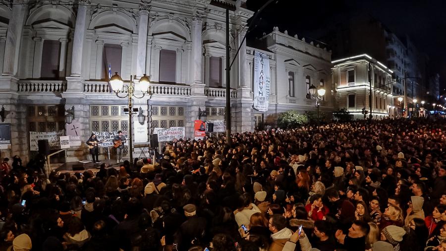 Συναυλία καλλιτεχνών μπροστά στο Εθνικό Θέατρο