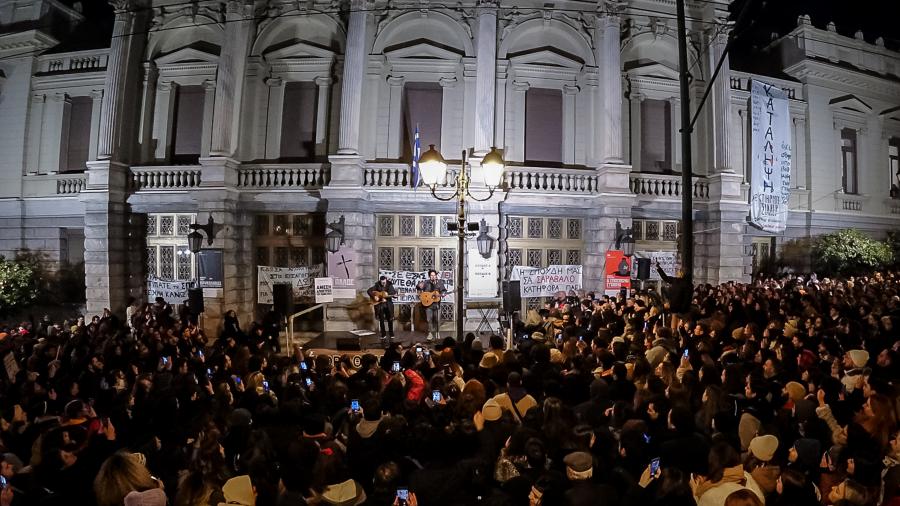 Συναυλία καλλιτεχνών μπροστά στο Εθνικό Θέατρο