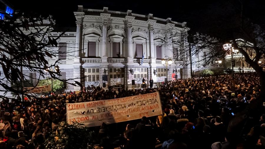 Συναυλία καλλιτεχνών μπροστά στο Εθνικό Θέατρο