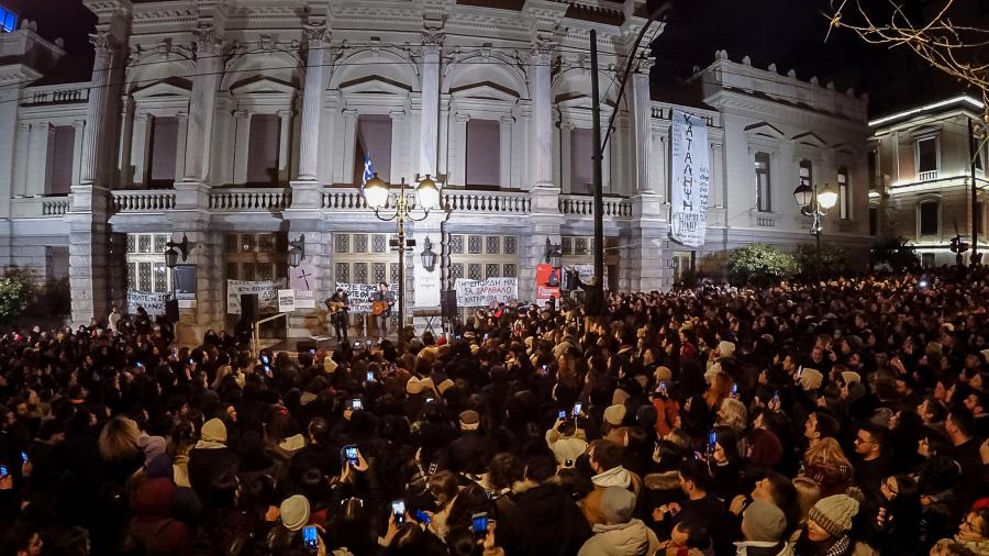 Συναυλία καλλιτεχνών μπροστά στο Εθνικό Θέατρο