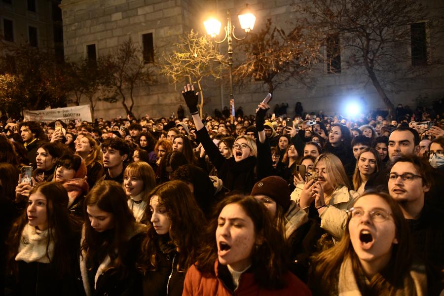 Συναυλία καλλιτεχνών μπροστά στο Εθνικό Θέατρο