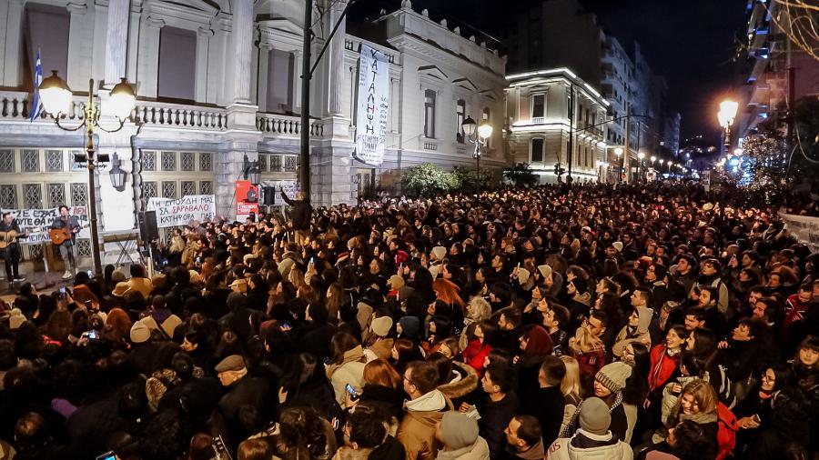 Συναυλία καλλιτεχνών μπροστά στο Εθνικό Θέατρο