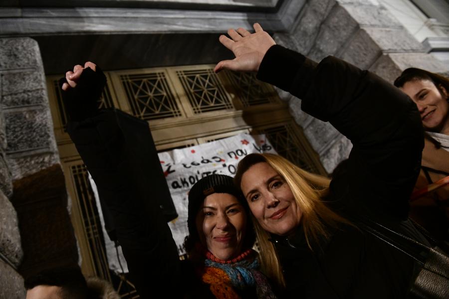 Συναυλία καλλιτεχνών έξω από το Εθνικό Θέατρο