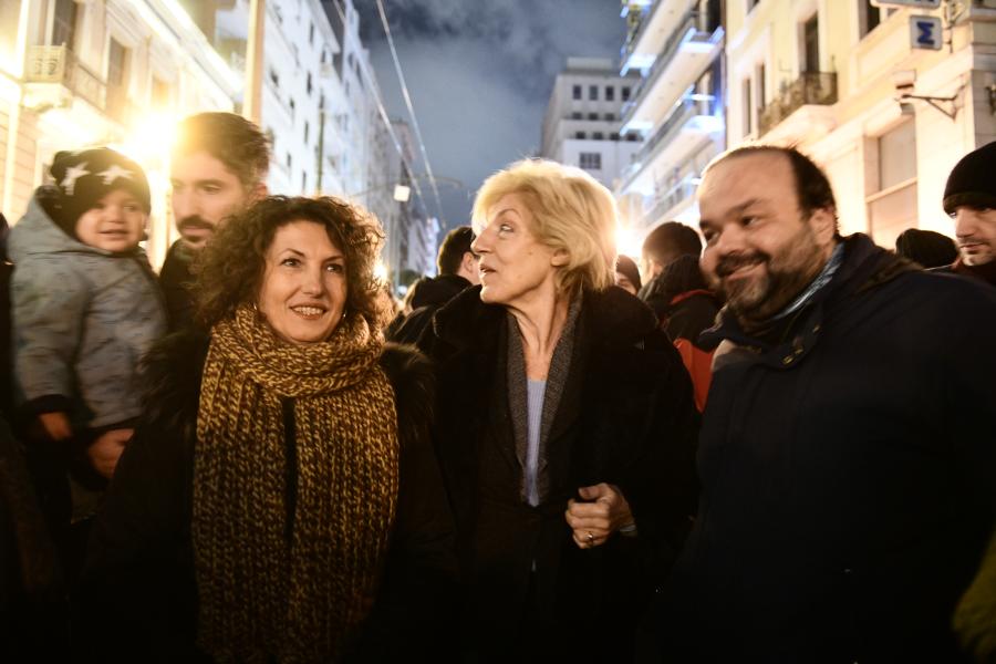 Συναυλία καλλιτεχνών έξω από το Εθνικό Θέατρο