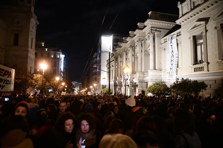Συναυλία καλλιτεχνών έξω από το Εθνικό Θέατρο