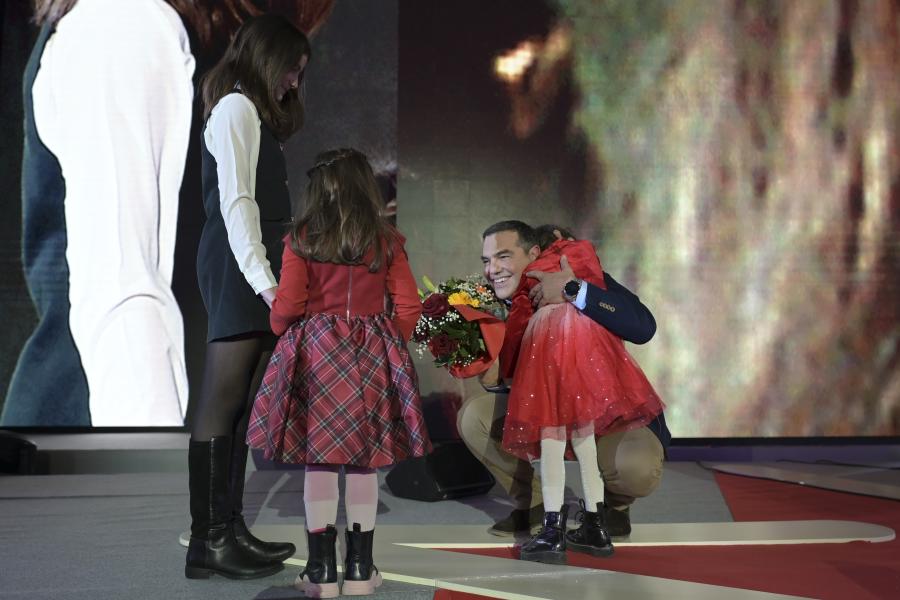 Ο Αλέξης Τσίπρας αγκαλιάζει την κόρη του Αλέξανδρου Νικολαΐδη