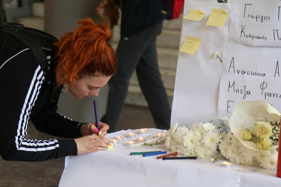 Φοιτήτρια γράφει μήνυμα για τα θύματα των Τεμπών