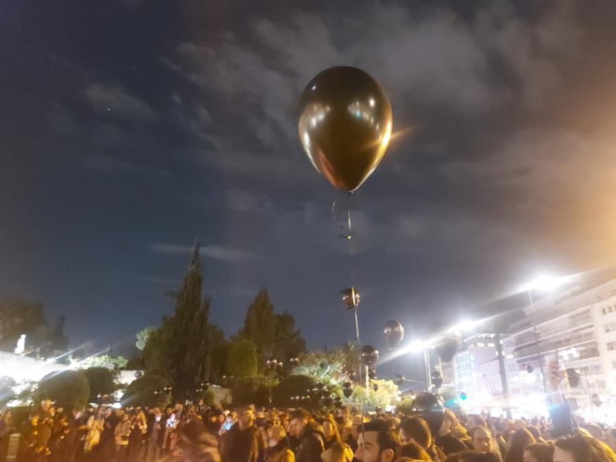 Κόσμος στη σιωπηρή διαμαρτυρία για Τέμπη και ένα μαύρο μπαλόνι 