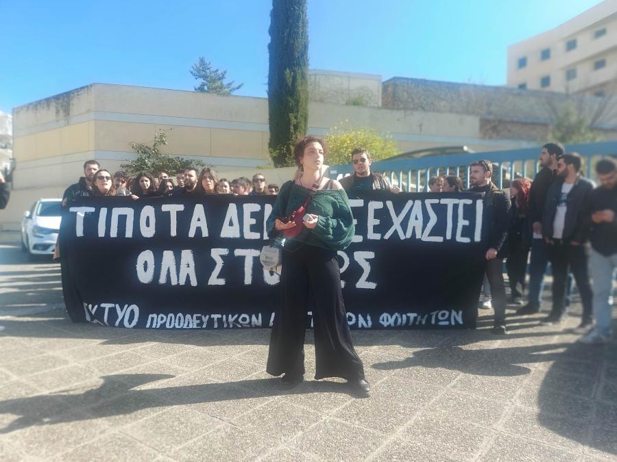 Το πανό του Δικτύου για τα Τέμπη