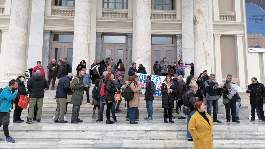 Κόσμος με πανό κατά των ιδιωτικών σχολείων έξω από το Δημοτικό Θέατρο Πειραιά