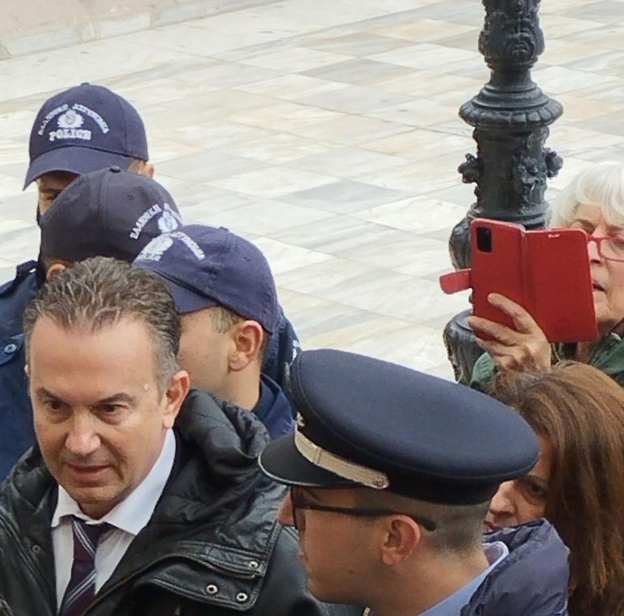 Ο διευθυντής της ΔΙΔΕ Πειραιά συνοδεία αστυνομικού στην ημερίδα