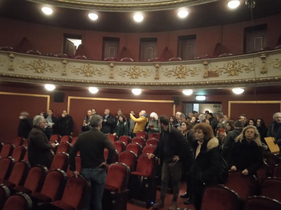 Κόσμος μέσα σε αίθουσα του δημοτικού θεάτρου Πειραιά
