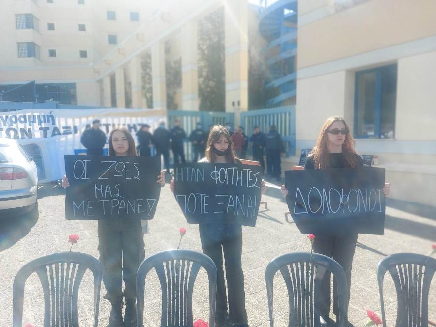 Πλακάτ των φοιτητών στο Υπ. Μεταφορών