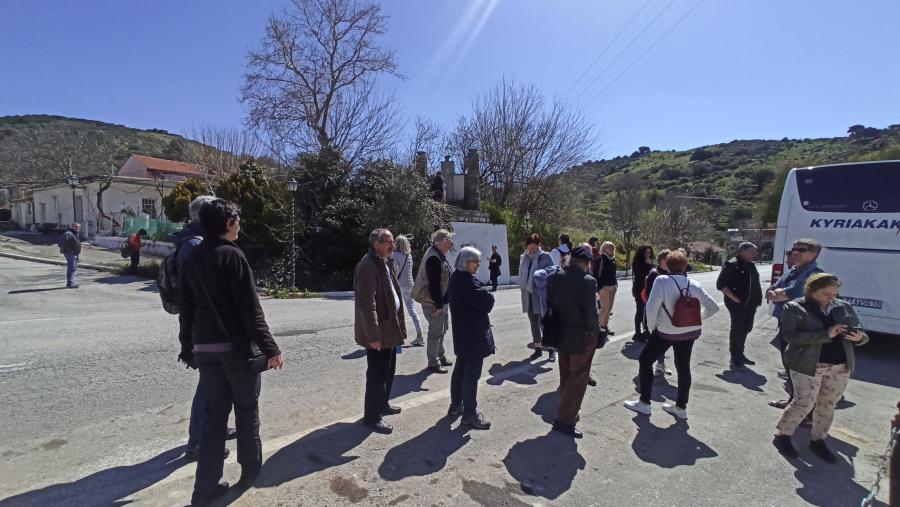 Στιγμιότυπο από την επίσκεψη των Γερμανών εκπαιδευτικών στην Κρήτη και την συνάντηση με τους εκπροσώπους των Πολιτιστικών Συλλόγων