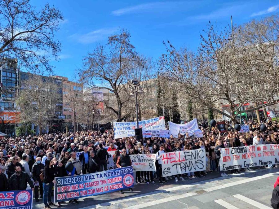 Tα πανό στην Λάρισα για τα Τέμπη