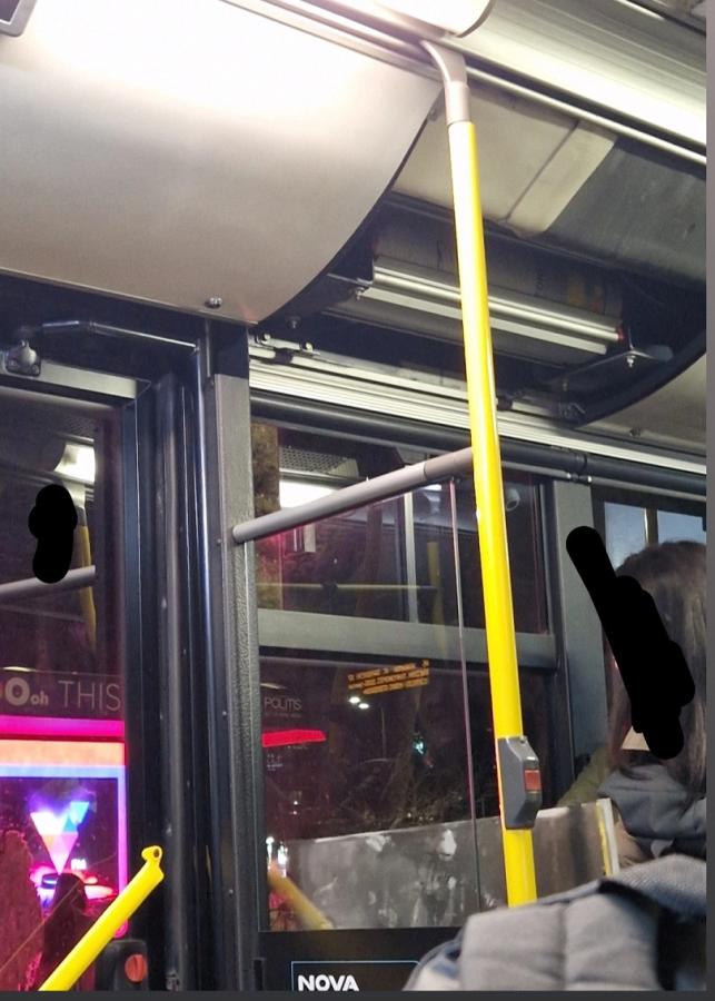 Επιβάτιδα καθισμένη στη θέση λεωφορείου κάτω από το σημείο με την ανοιχτή οροφή από όπου έπεσε το κομμάτι
