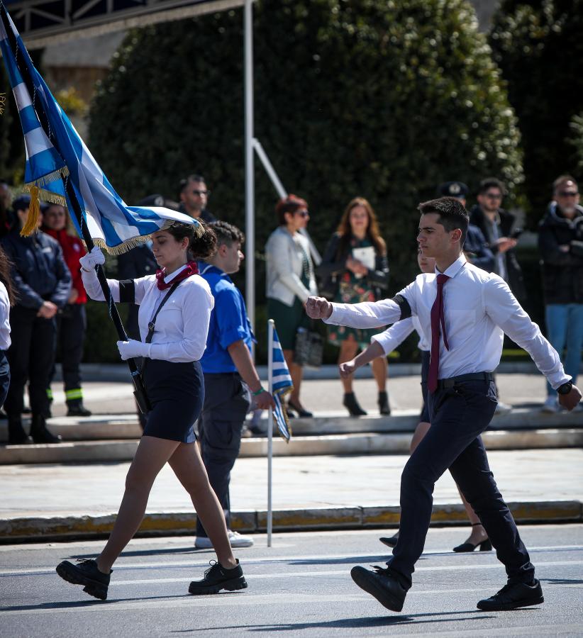 Η σημαιοφόρος και οι παραστάτες Λυκείου με μαύρα περιβραχιόνια για την τραγωδία στα Τέμπη στην παρέλαση