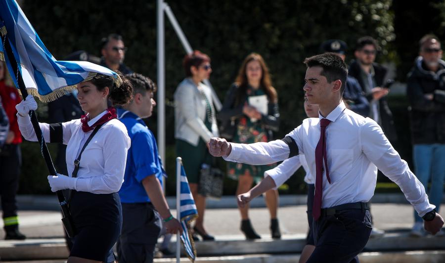Η σημαιοφόρος και οι παραστάτες Λυκείου με μαύρα περιβραχιόνια για την τραγωδία στα Τέμπη στην παρέλαση