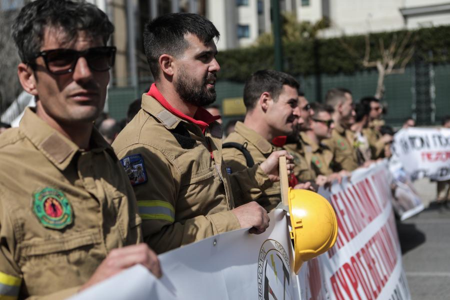 Πυροσβέστες με πανό κάνουν συγκέντρωση διαμαρτυρίας στο Σύνταγμα