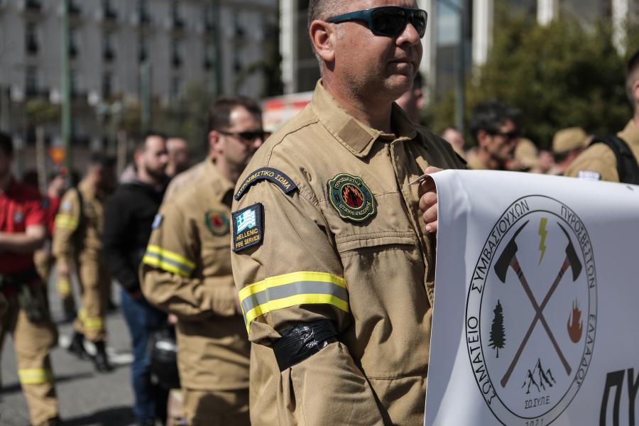 Πυροσβέστες με πανό και μαύρα περιβραχιόνια στο Σύνταγμα