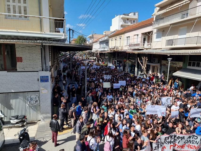 Η οργή ξεχείλισε σε όλη την Ελλάδα – Χιλιάδες παιδιά στους δρόμους 17