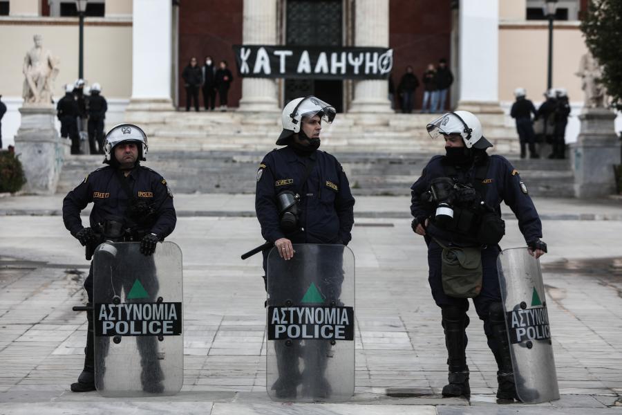 Διμοιρίες ΜΑΤ έξω από την Πρυτανεία του ΕΚΠΑ