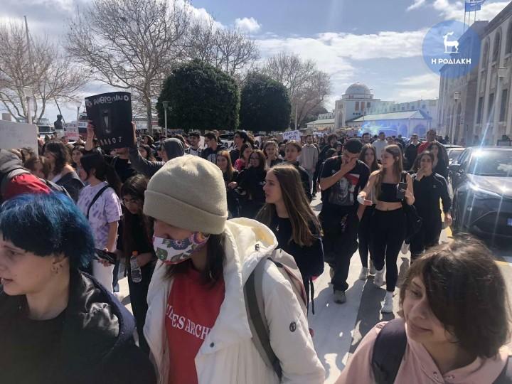 Πορεία μαθητών στη Ρόδο για τα Τέμπη