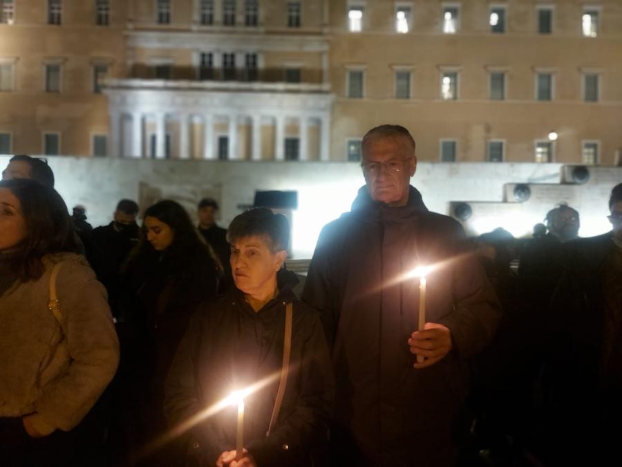 Άνθρωποι με κεριά στο χέρι στη σιωπηρή συγκέντρωση διαμαρτυρίας για την τραγωδία στα Τέμπη