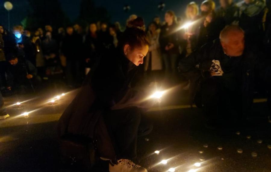 Κοπέλα με κεράκι στο χέρι στη μνήμη των θυμάτων του δυστυχήματος στα Τέμπη