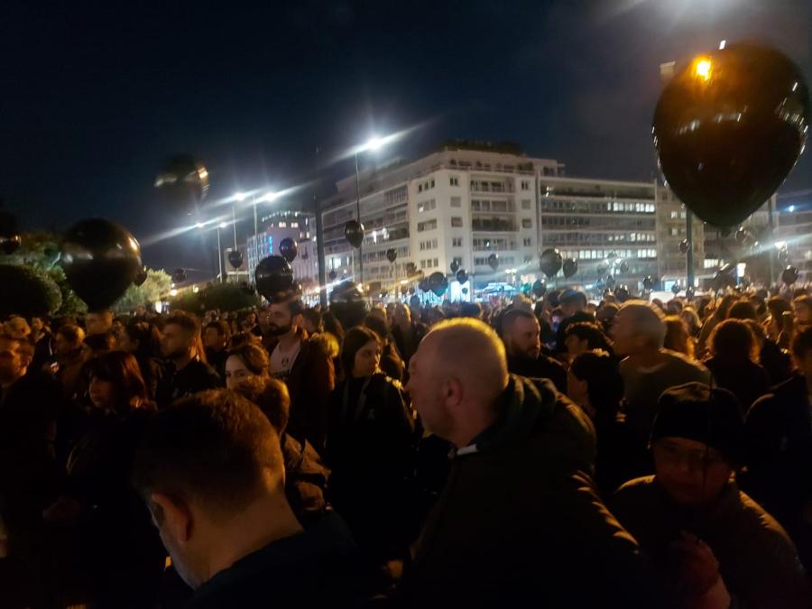 Κόσμος στο Σύνταγμα στην συγκέντρωση διαμαρτυρίας για το δυστύχημα στα Τέμπη