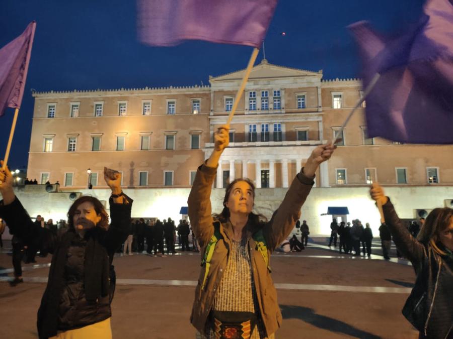 Κοπέλες με μωβ σημαίες στο Σύνταγμα