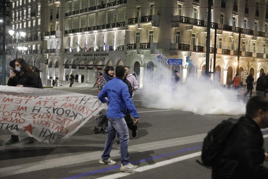 Διαδηλωτές με πανό στο Σύνταγμα απομακρύνονται από τα χημικά που έριξε η Αστυνομία