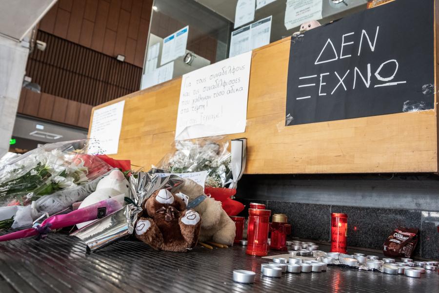 Λουλούδια στον σταθμό του ΟΣΕ για τα θύματα στα Τέμπη