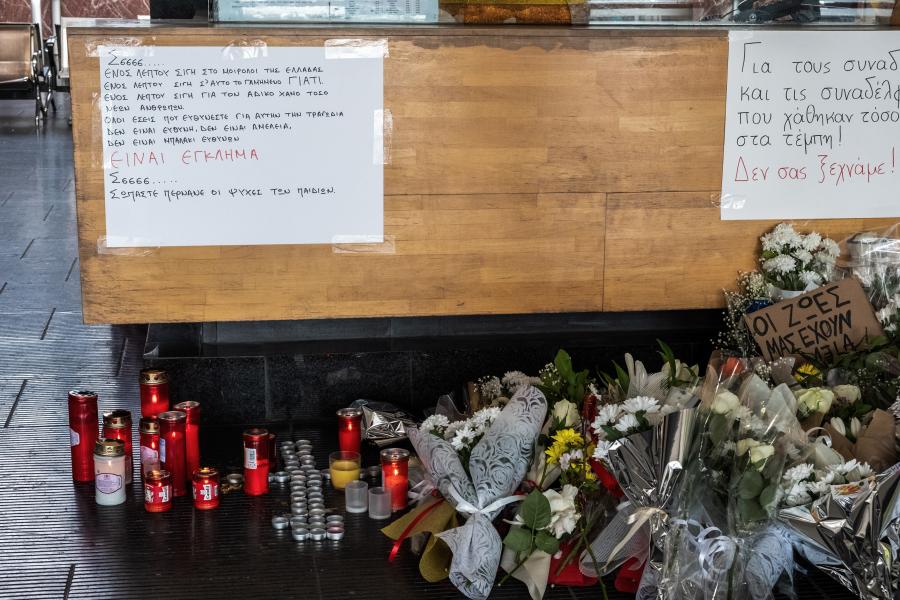Λουλούδια στον σταθμό του ΟΣΕ για τα θύματα στα Τέμπη