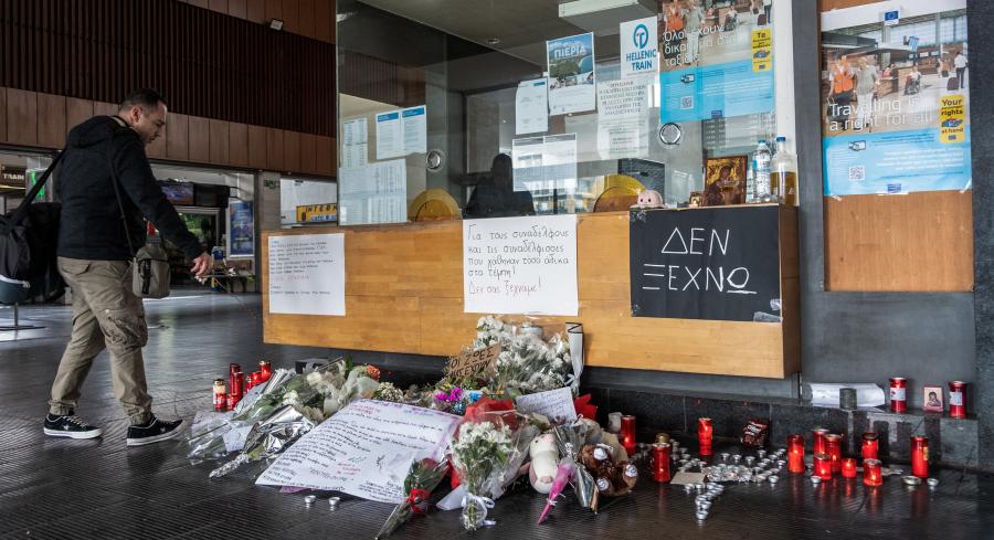 Λουλούδια στον σταθμό του ΟΣΕ για τα θύματα στα Τέμπη