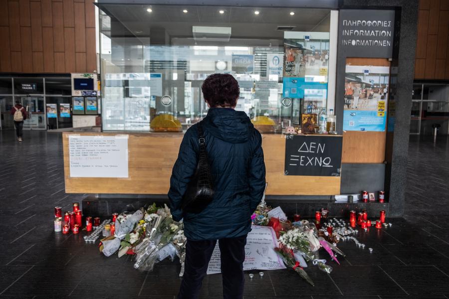 Λουλούδια στον σταθμό του ΟΣΕ για τα θύματα στα Τέμπη
