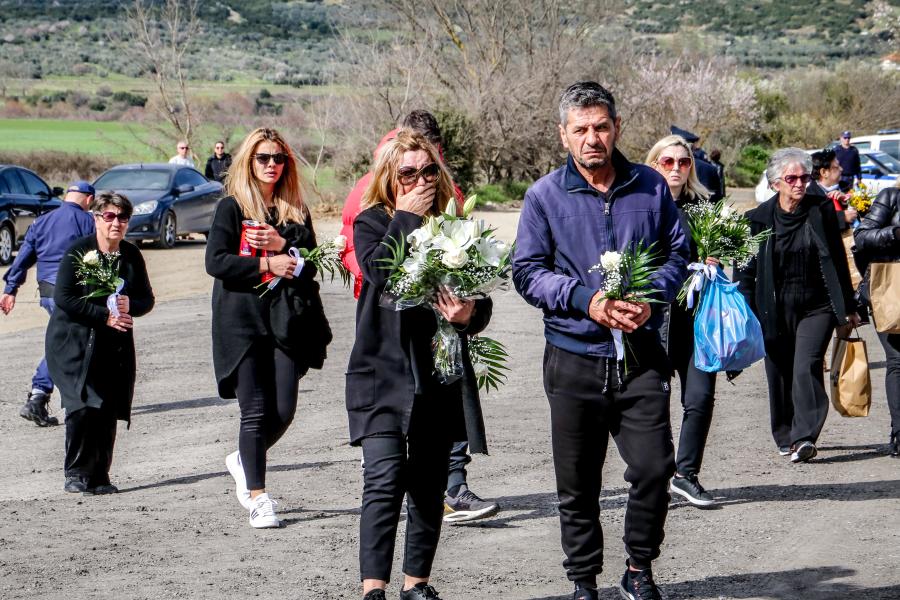 Κόσμος με λουλούδια στα χέρια φτάνει στο τόπο της τραγωδίας για το τρισάγιο