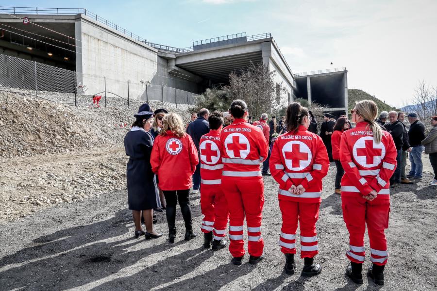 Μέλη του ελληνικού Ερυθρού Σταυρού στο τρισάγιο για τους νεκρούς της τραγωδίας των Τεμπών