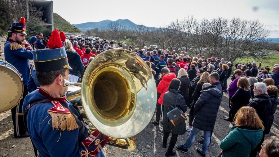 Μπάντα και κόσμος στο τρισάγιο για τους νεκρούς της τραγωδίας των Τεμπών