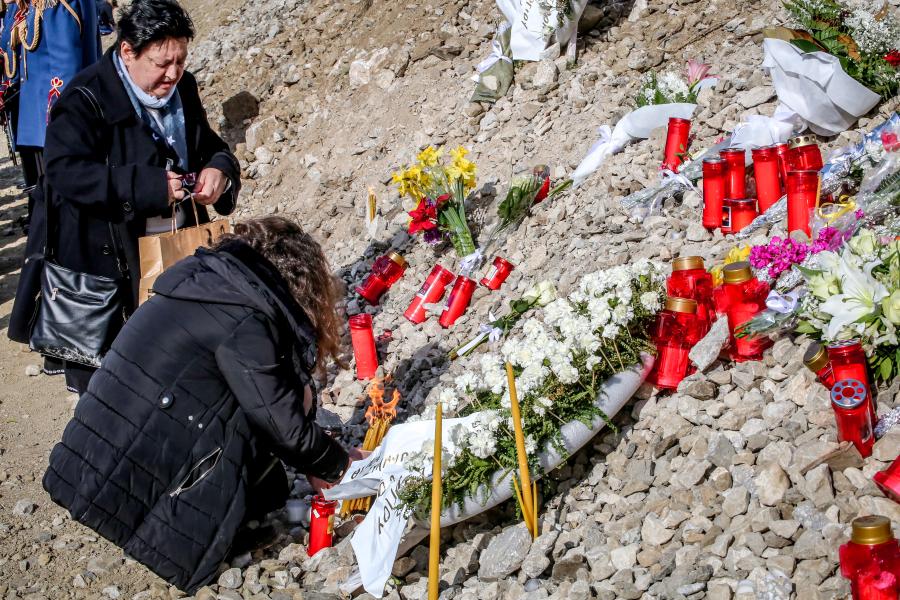 Κόσμος αφήνει λουλούδια και κεριά στο τόπο της τραγωδίας