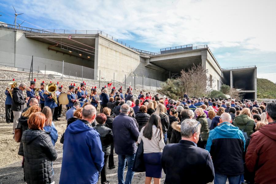 Κόσμος συγκεντρωμένος για το τρισάγιο για τους νεκρούς τη τραγωδίας των Τεμπών