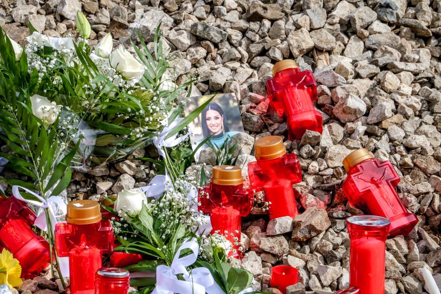 Κεριά λουλούδια και μια μικρή φωτογραφία ενός από τα θύματα της τραγωδίας των Τεμπών