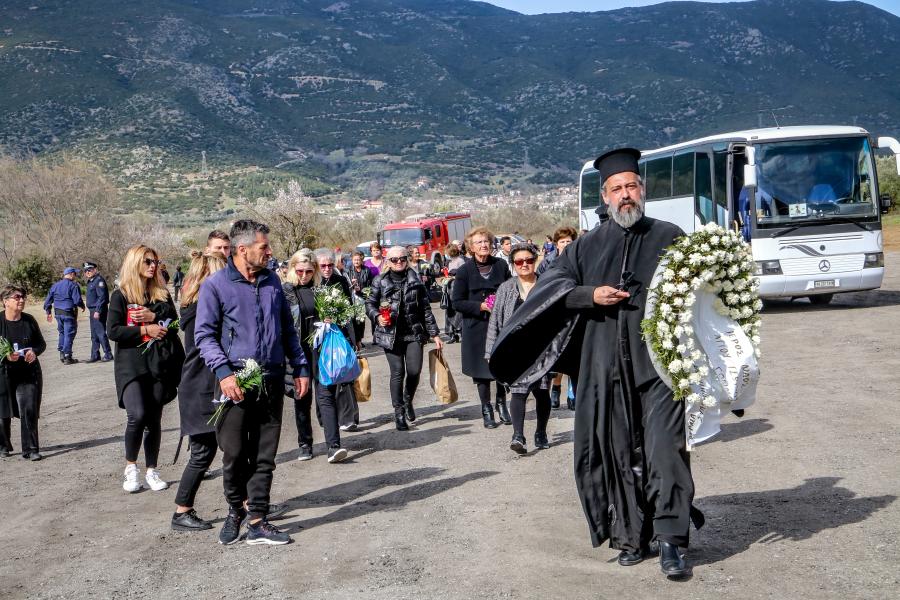 Κόσμος φτάνει στο τόπο της τραγωδίας των Τεμπών για το τρισάγιο