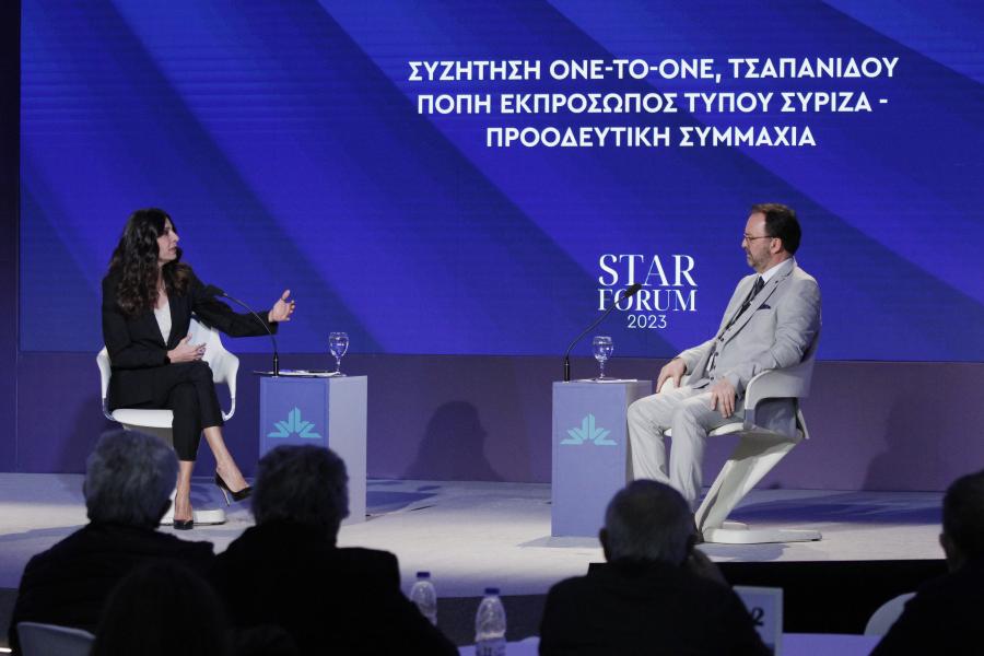 Η Πόπη Τσαπανίδου καθισμένη σε καρέκλα απαντά σε ερωτήσεις του διευθύνοντα συμβούλου του STAR Γιώργου Σιμόπουλου, στο συνέδριο STAR FORUM