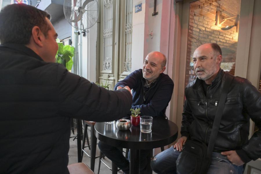 Ο Αλέξης Τσίπρας συνομιλεί με πολίτες