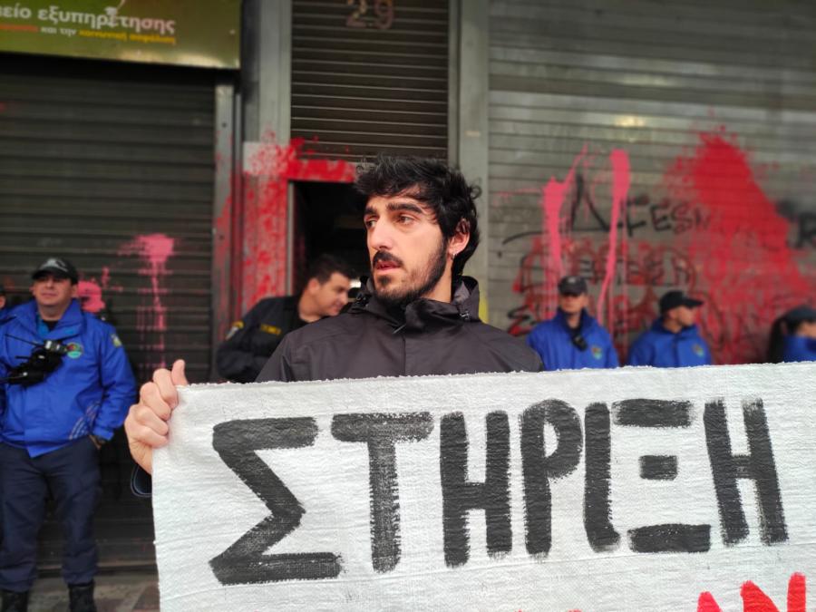 Αγόρι με πανό στη συγκέντρωση για την επίθεση στη 12χρονη