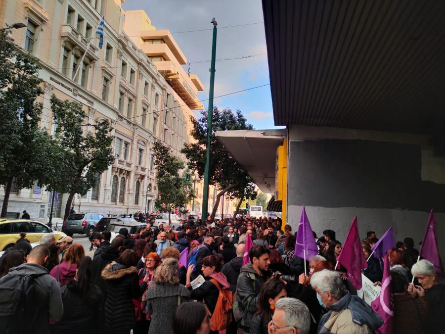 Κόσμος με μωβ σημαίες στη συγκέντρωση διαμαρτυρίας