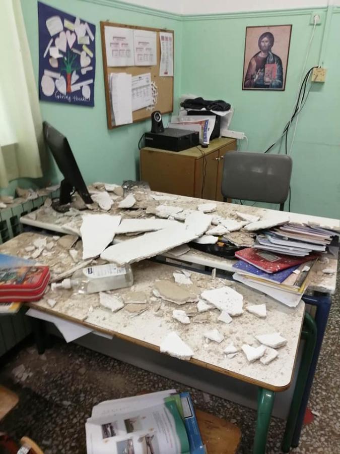 Κομμάτια από την οροφή πάνω στην έδρα και το πρώτο θρανίο τάξης σε σχολείο του Βόλου