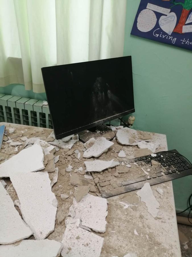 Κομμάτια από την οροφή στην έδρα της δασκάλας και στον υπολογιστή που βρισκόταν πάνω