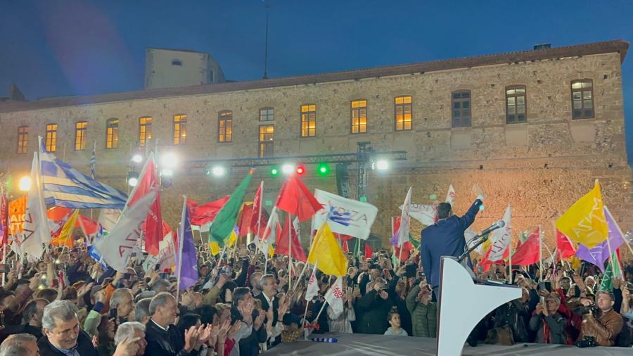 Ο Αλέξης Τσίπρας χαιρετά τον κόσμο από την σκηνή στην ομιλία του 